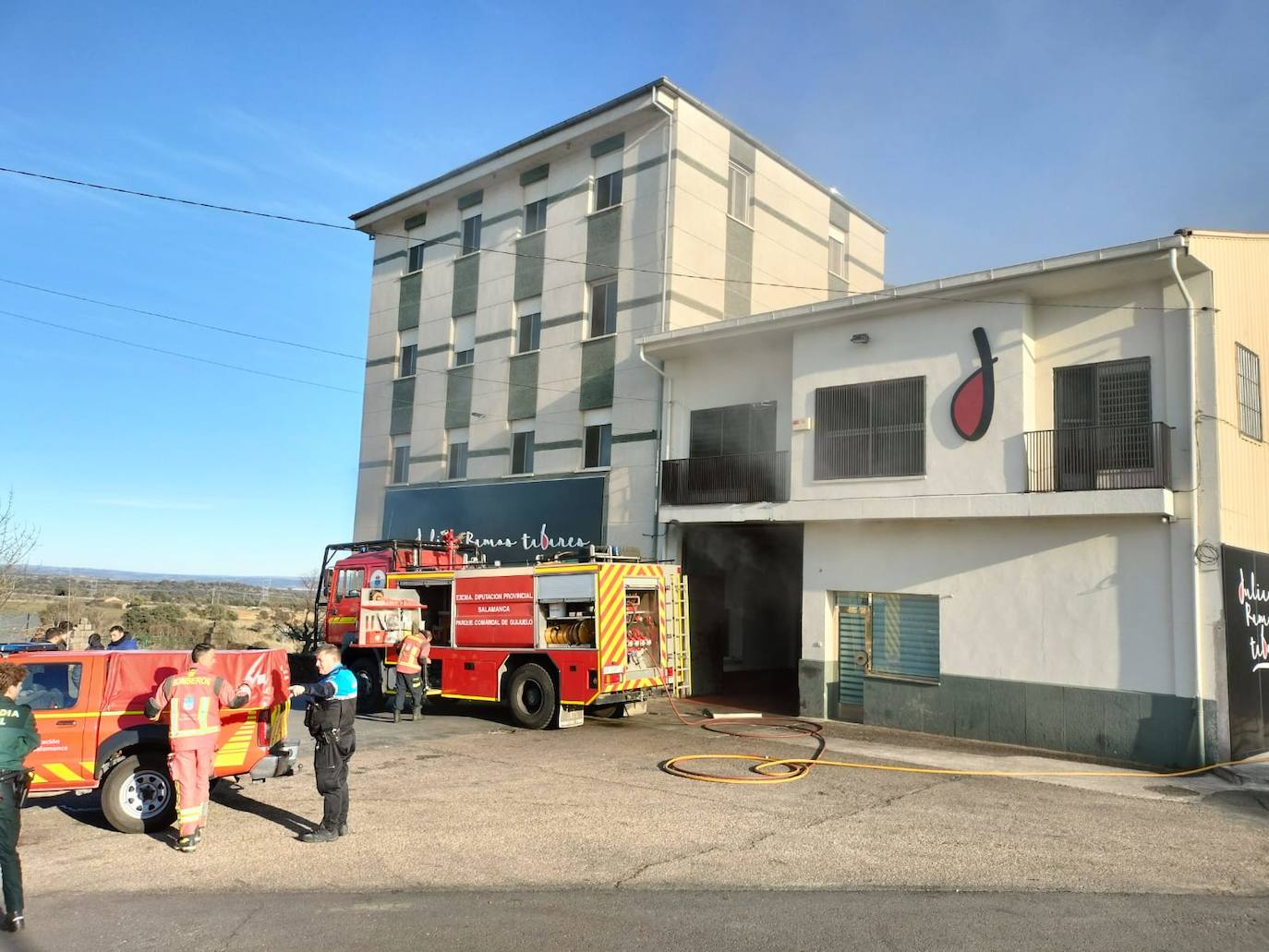 Así ha sido el incendio en una conocida empresa jamonera de Guijuelo