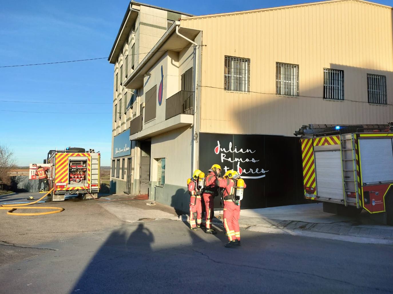 Así ha sido el incendio en una conocida empresa jamonera de Guijuelo