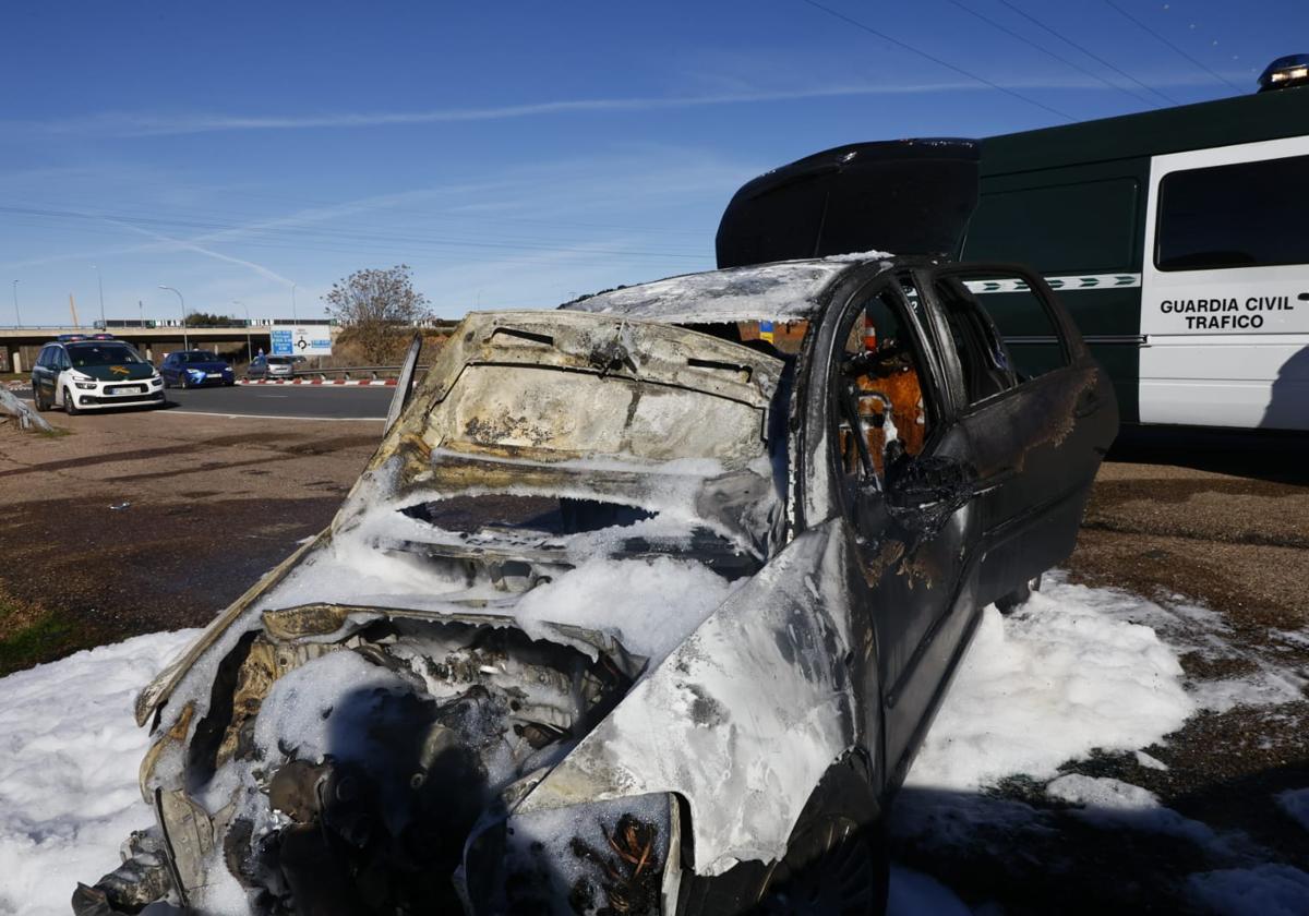 Así ha quedado el coche incendiado en la rotonda del Helmántico