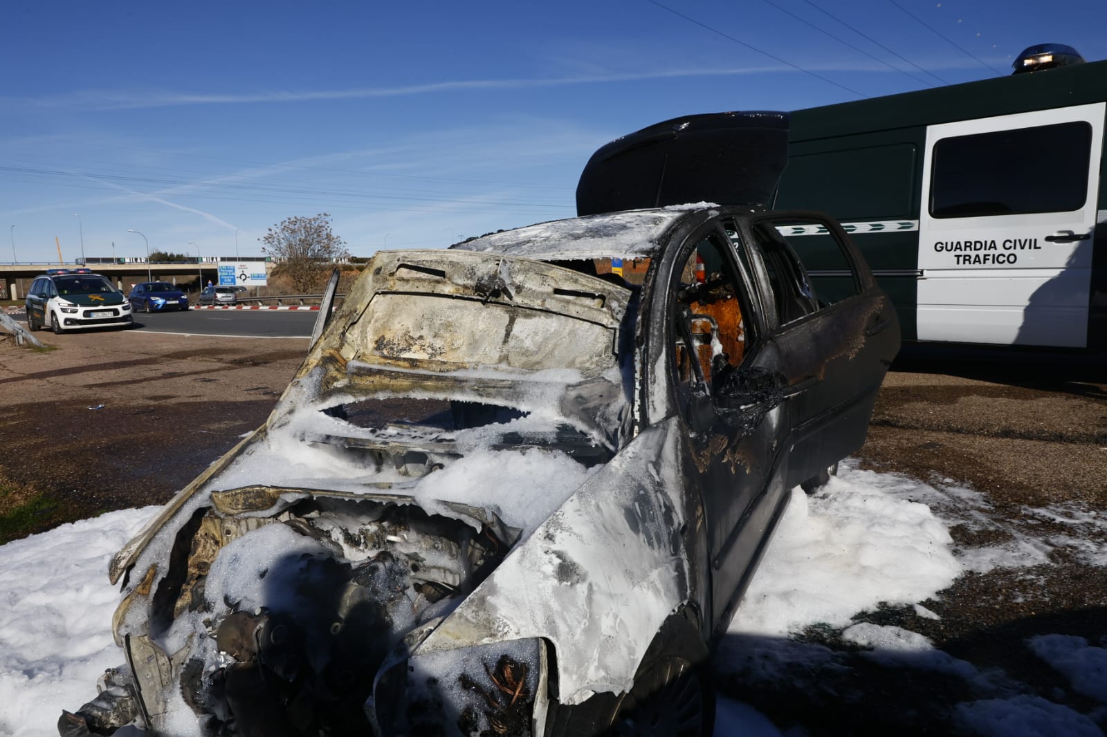 Así ha quedado el coche incendiado en la rotonda del Helmántico