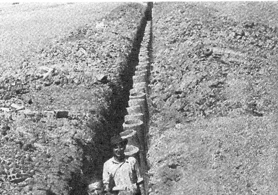 Imagen de Guzmán Gombau donde se muestra la zanja abierta por los vecinos de Pizarrales para llevar el agua