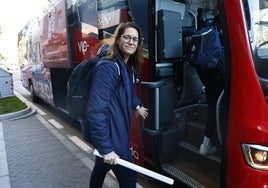 Anna Montañana subiéndose al bus de Avenida en Canalejas, antes de poner rumbo a Turquía