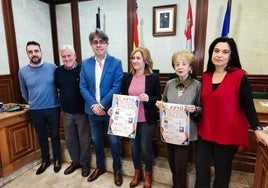 Javier Hernández, Fernando Sáenz de Miera, Luis Francisco Martín, Purificación Pozo, Isabel Hernández y Judith García, este martes en la presentación del certamen teatral en el Ayuntamiento de Béjar.