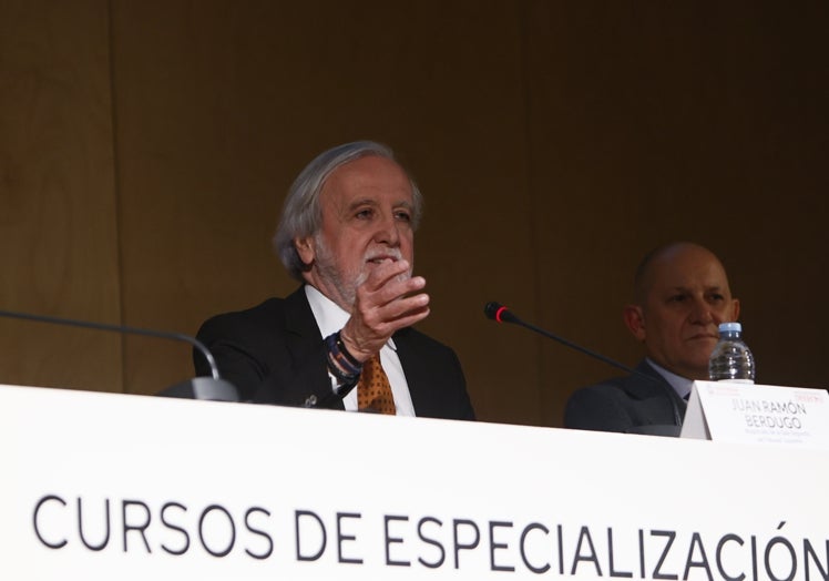 El magistrado de la Sala Segunda del Tribunal Supremo, Juan Ramón Berdugo durante la lección inaugural de los Cursos de Especialización en Derecho.