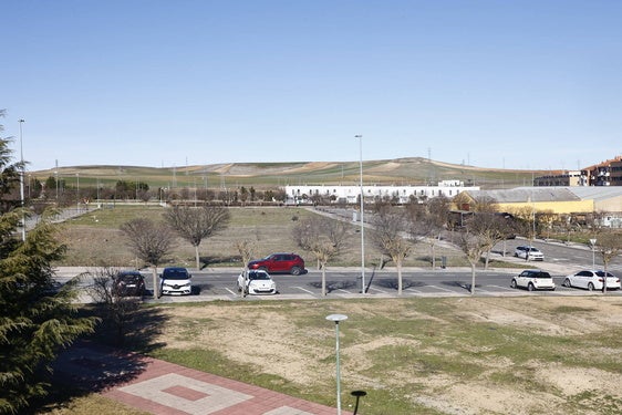 Parcela en la que se construirán el bulevar y las nuevas viviendas en Puente Ladrillo.