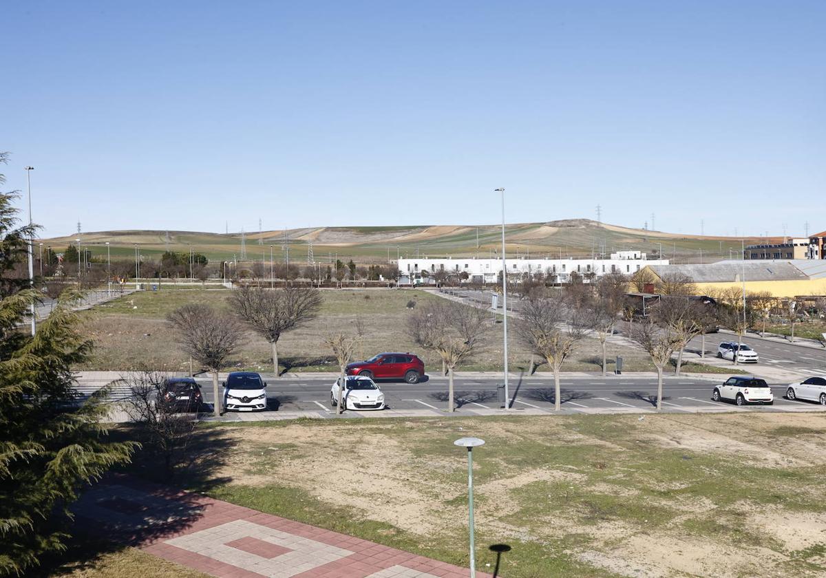 Parcela en la que se construirán el bulevar y las nuevas viviendas en Puente Ladrillo.