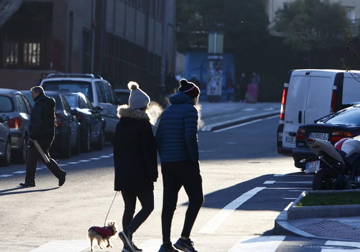 Una pareja se cobija del frío en la mañana de este lunes en Salamanca.