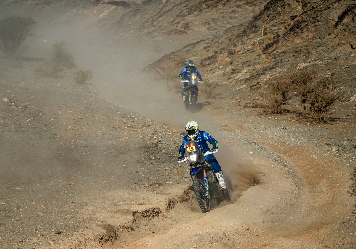 Lorenzo Santolino junto a su compañero en Sherco, Rui Gonçalves, durante la etapa de este lunes.