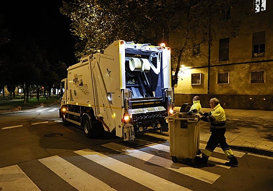 Operarios del servicio municipal de recogida de basuras, durante su jornada laboral.