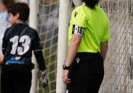 Miembro del colegio arbitral salmantino porta el brazalete de '-18'.