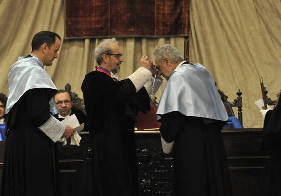 Entrega de la distinción a Plácido Domingo.