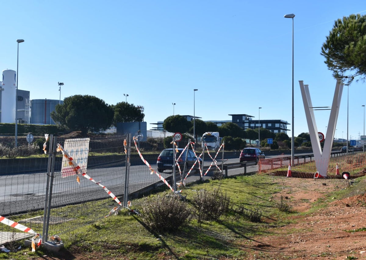 Imagen secundaria 1 - Estado actual de las obras de la pasarela sobre la SA-20 para comunicar dos polígonos industriales en Carbajosa de la Sagrada