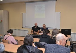 Momento de la ponencia en la sala UNED