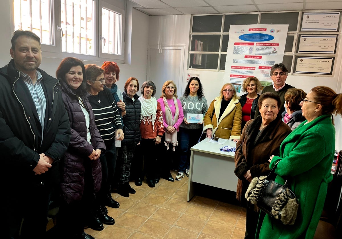 Imagen de las autoridades políticas y las integrantes de la asociación, esta tarde en el local cedido por el Ayuntamiento para la asociación Afibrosal.