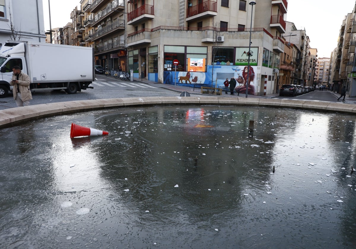 La fuente de la plaza del Oeste, helada este miércoles por la mañana.