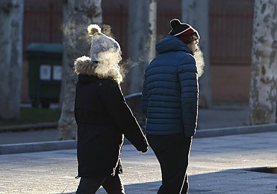 Una pareja pasea por Salamanca en un día de frío.