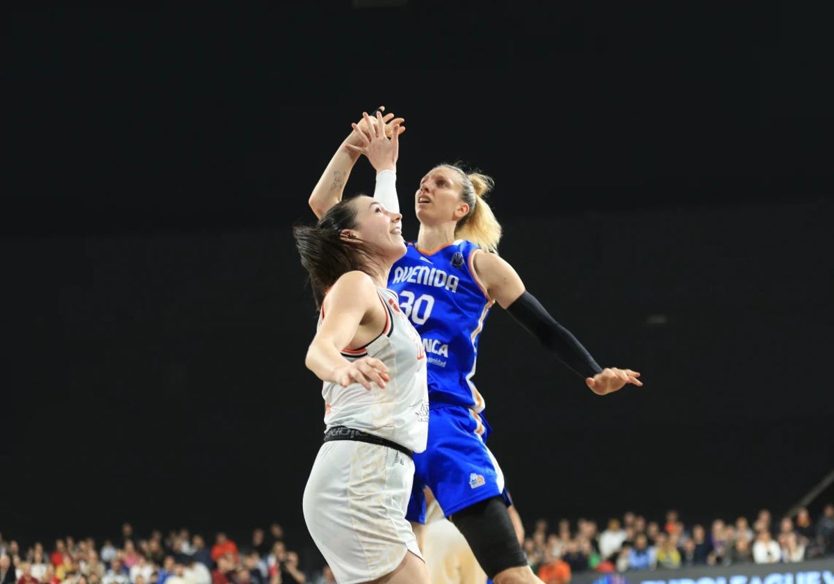 Laura Gil, en una acción del partido con Bridget Carleton.