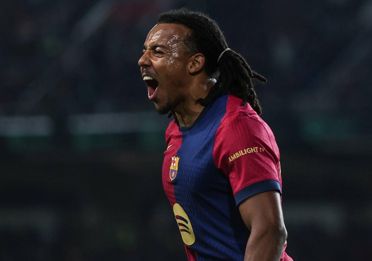 Jules Koundé celebra su gol ante el Real Betis Balompié en el Estadio Olímpico de Montjuic.