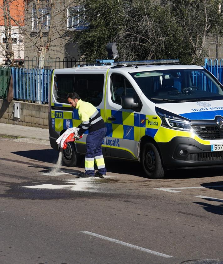 Imagen secundaria 2 - Herido en una colisión entre una furgoneta de reparto y un coche en el Polígono Industrial El Montalvo II