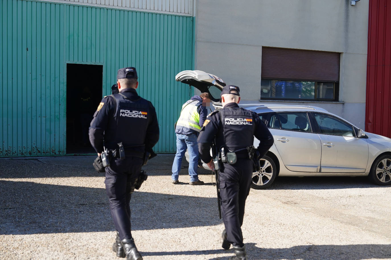 Imagen principal - Imágenes de la redada en el Polígono Industrial El Montalvo II.