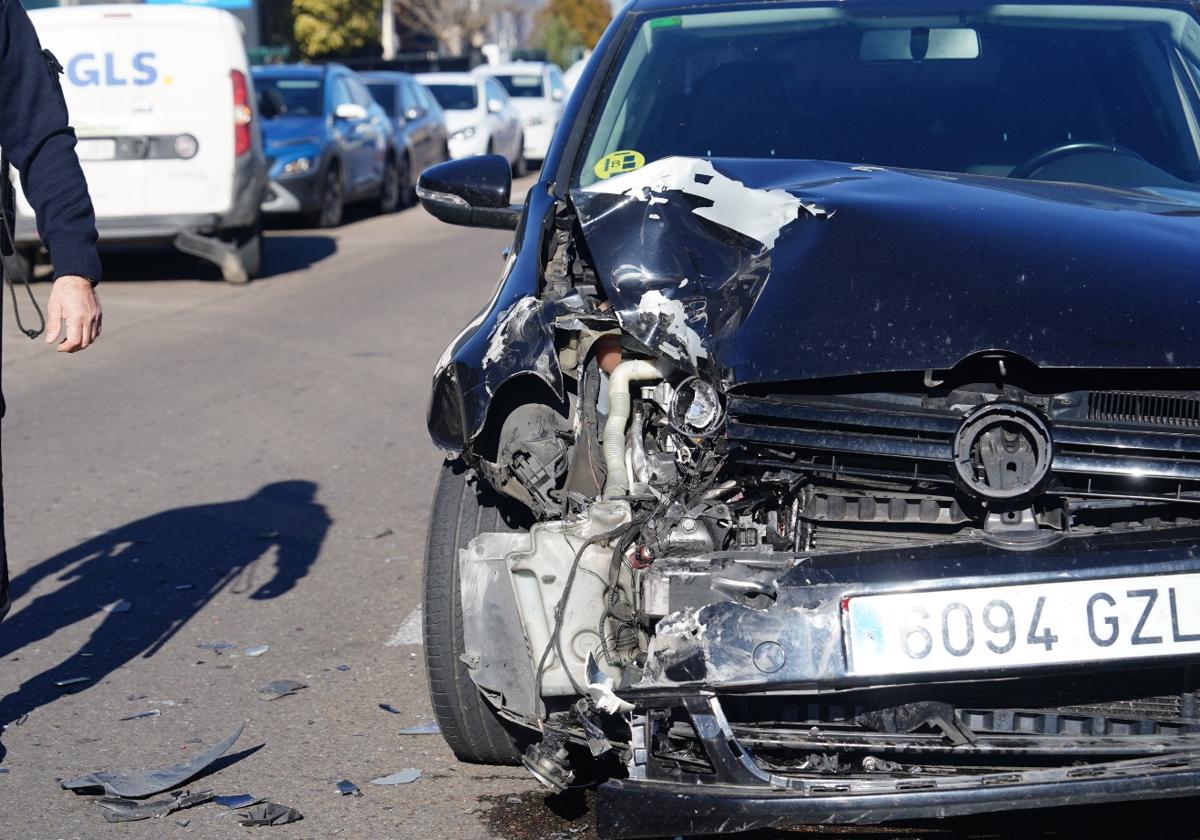 Imagen del turismo afectado tras la colisión en la calle Tierra de Campos.