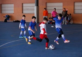 Partido de fútbol sala en la competición de Juegos Escolares.