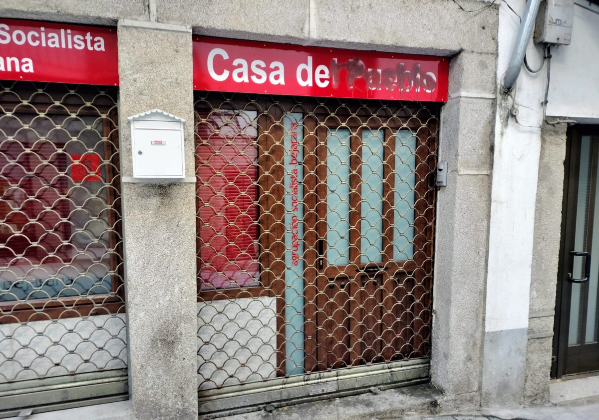 Imagen principal - La sede del PSOE de Béjar amanece con pintadas e insultos