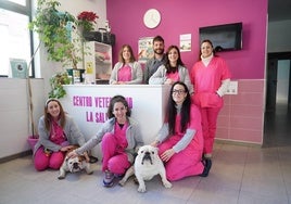 Integrantes del Centro Veterinario La Salle en sus instalaciones.