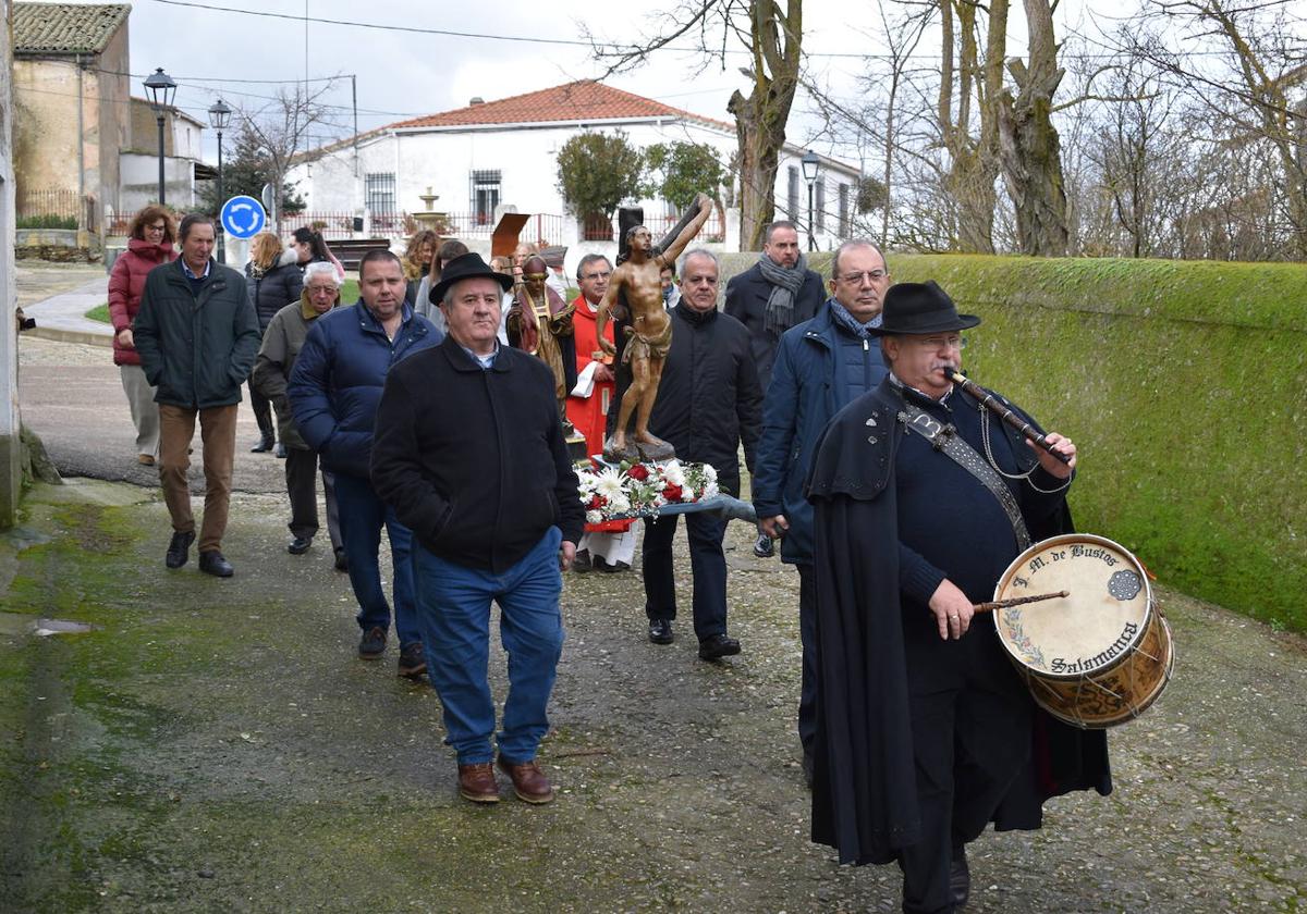 Procesión con la imagen de los Santos Mártires por las calles de la localidad de Vecinos.