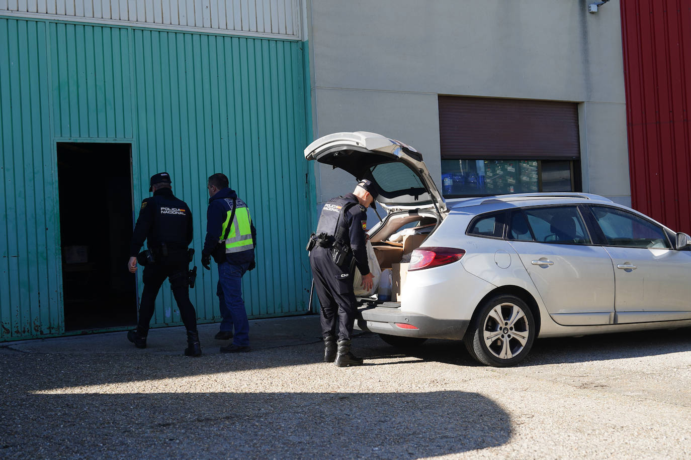 Todas las imágenes de la espectacular macrorredada de la Policía Nacional y la Guardia Civil en El Montalvo