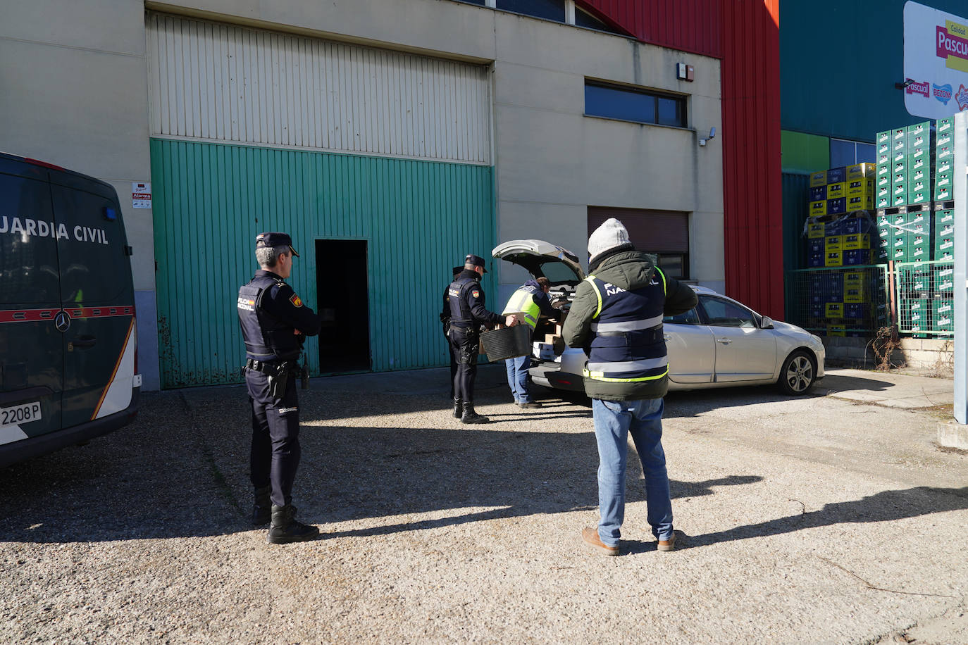 Todas las imágenes de la espectacular macrorredada de la Policía Nacional y la Guardia Civil en El Montalvo