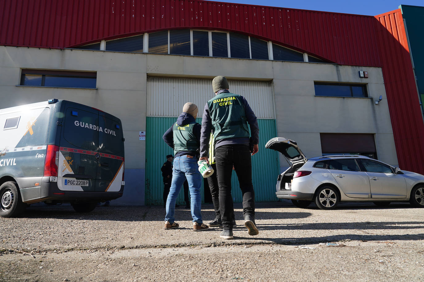 Todas las imágenes de la espectacular macrorredada de la Policía Nacional y la Guardia Civil en El Montalvo