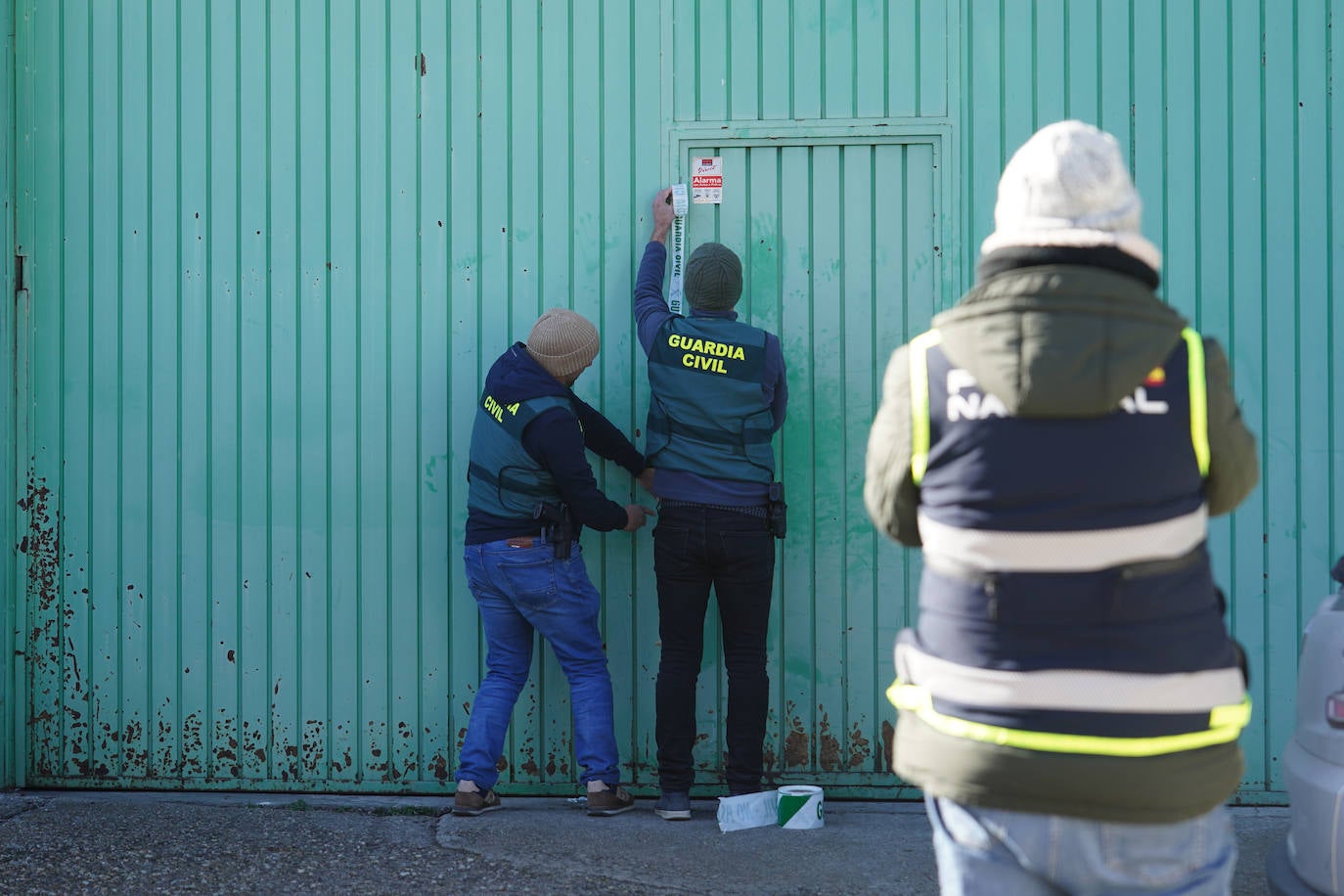 Todas las imágenes de la espectacular macrorredada de la Policía Nacional y la Guardia Civil en El Montalvo