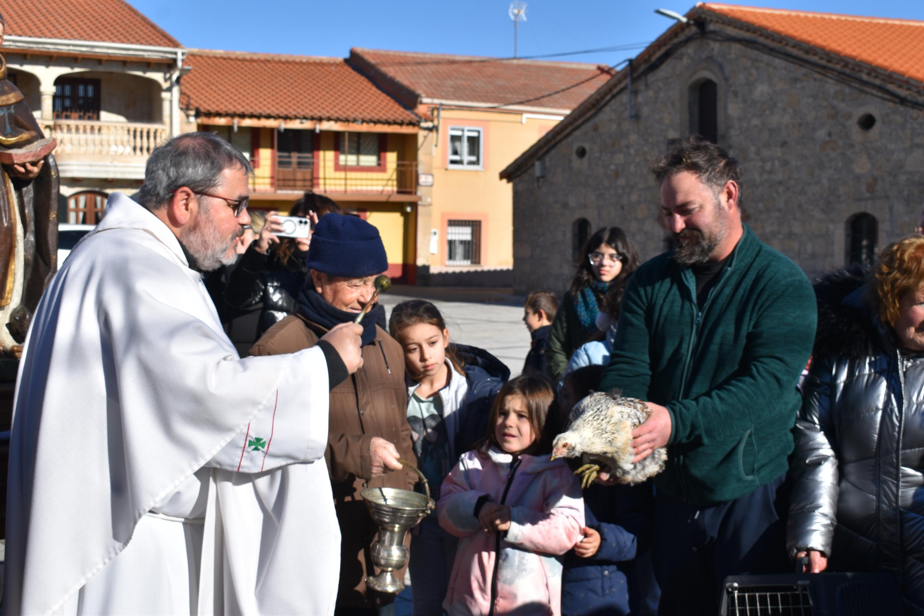 Gallos, tortugas, agapornis y una cobaya reciben la bendición de San Antón en Calzada de Valdunciel