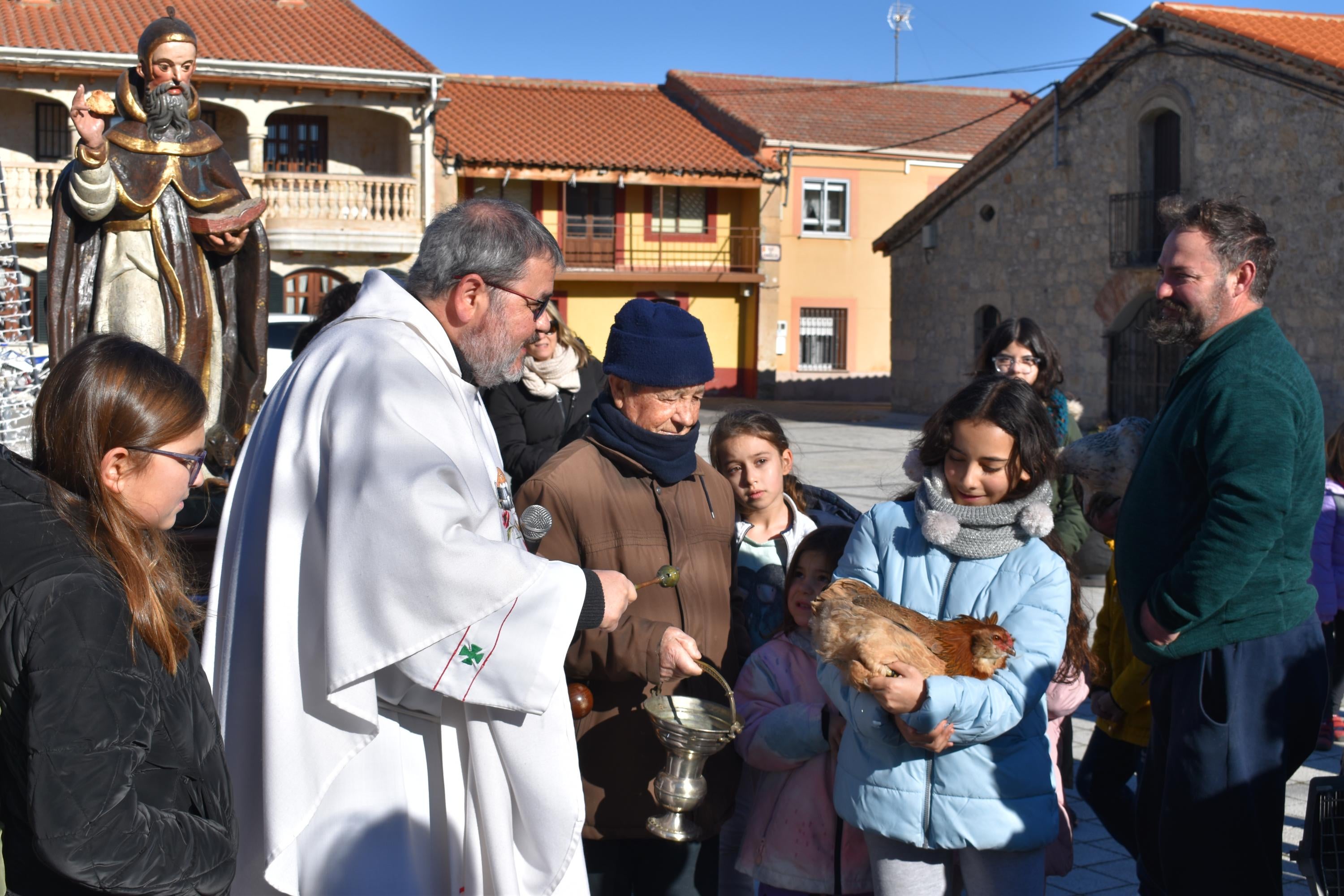 Gallos, tortugas, agapornis y una cobaya reciben la bendición de San Antón en Calzada de Valdunciel