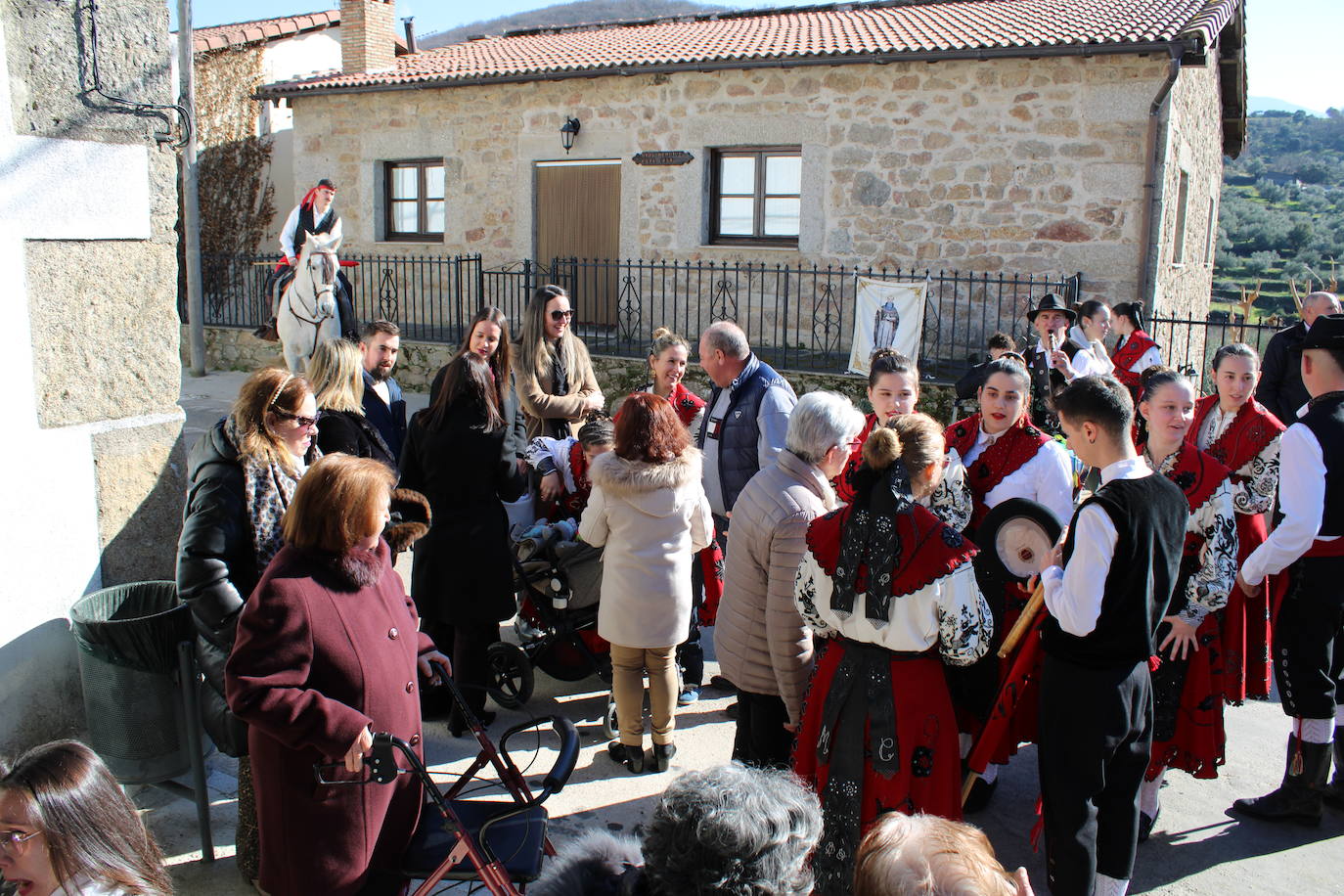 El sol vuelve para lucir por San Antón en el día grande de Valdelamatanza