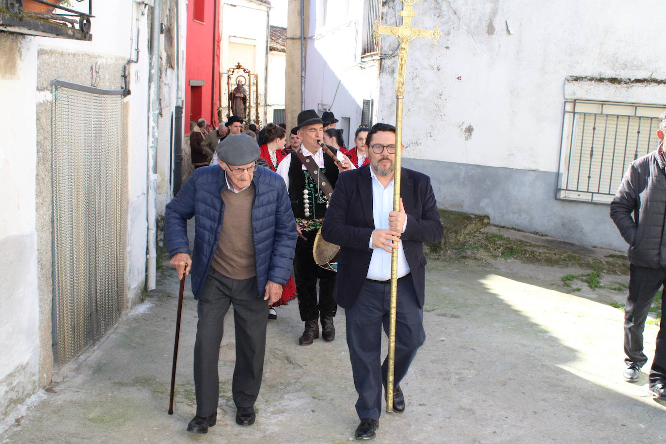 El sol vuelve para lucir por San Antón en el día grande de Valdelamatanza