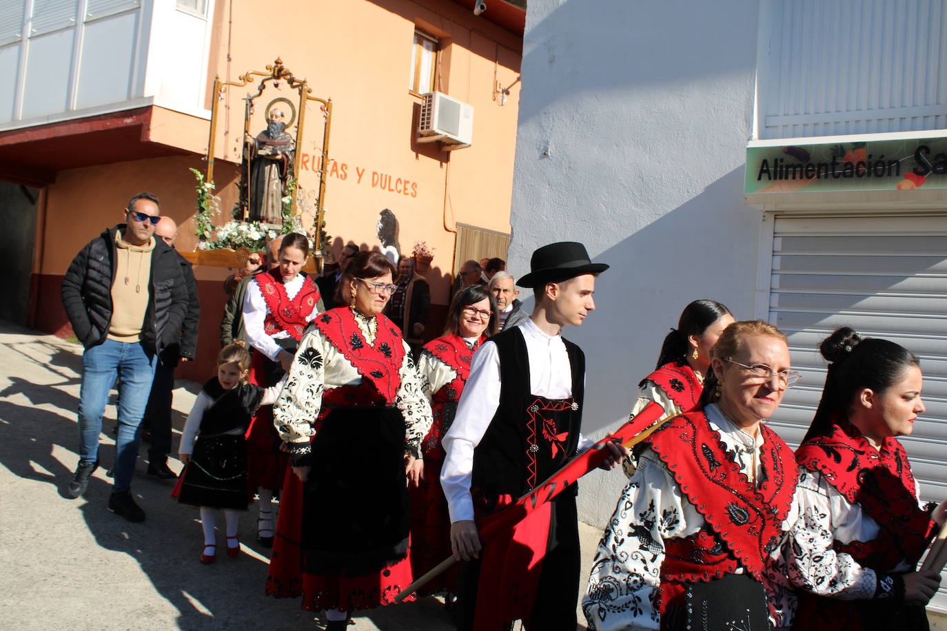 El sol vuelve para lucir por San Antón en el día grande de Valdelamatanza