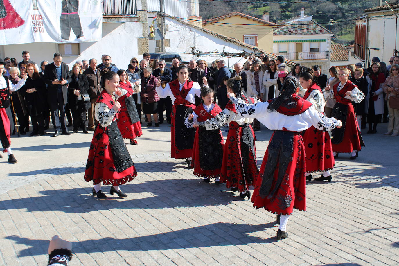 El sol vuelve para lucir por San Antón en el día grande de Valdelamatanza