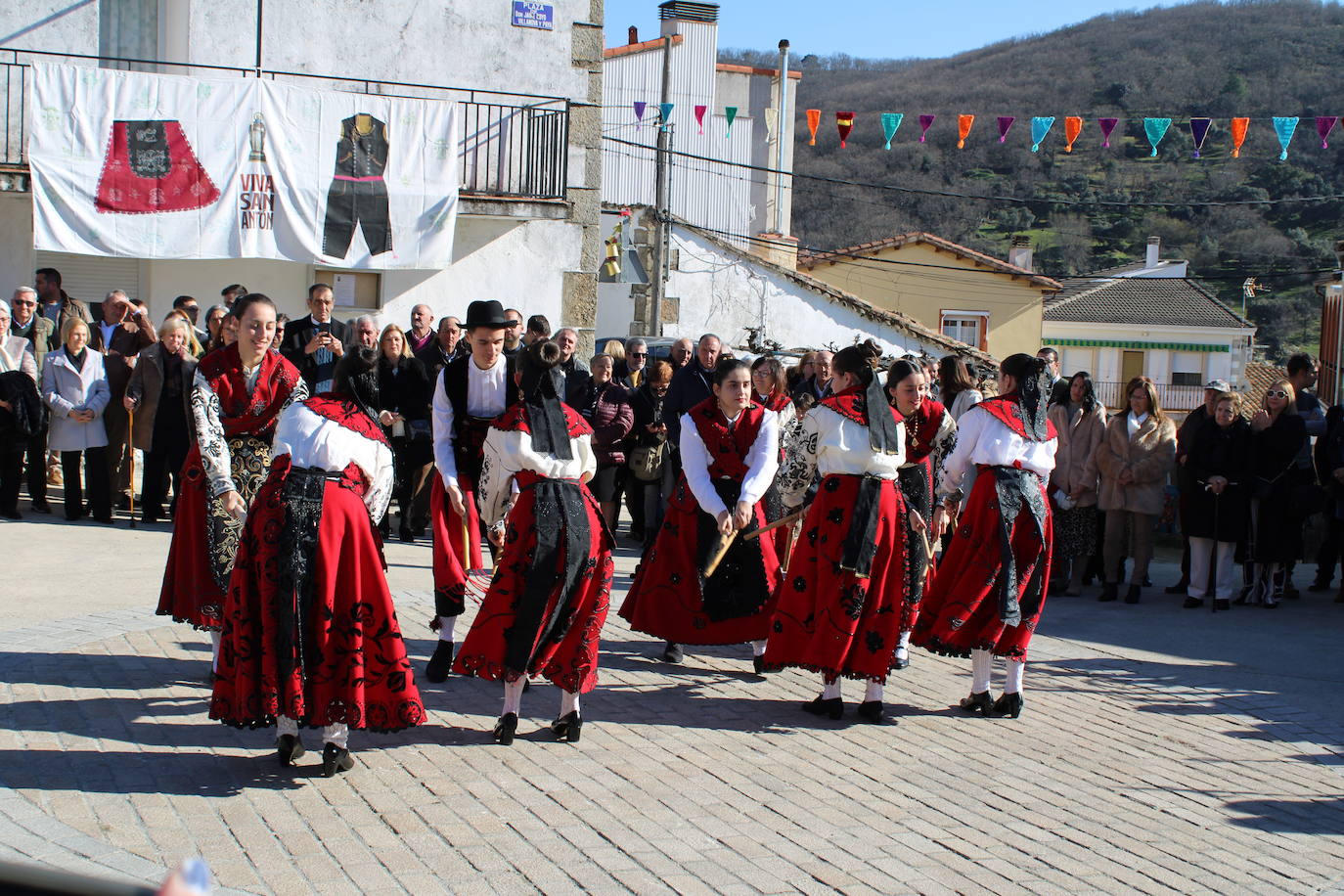 El sol vuelve para lucir por San Antón en el día grande de Valdelamatanza