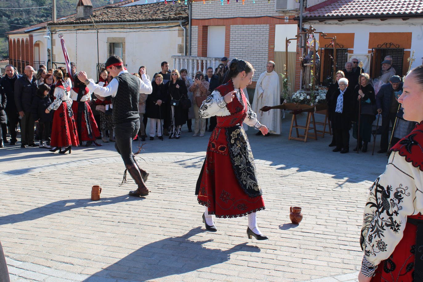 El sol vuelve para lucir por San Antón en el día grande de Valdelamatanza