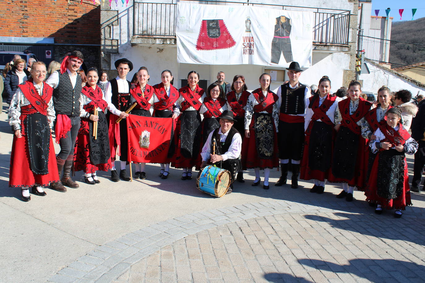 El sol vuelve para lucir por San Antón en el día grande de Valdelamatanza