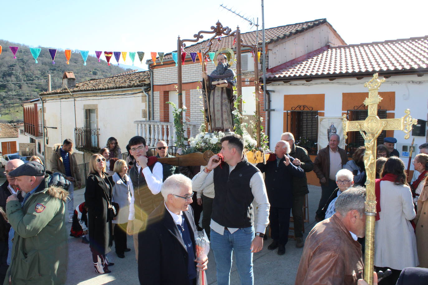 El sol vuelve para lucir por San Antón en el día grande de Valdelamatanza