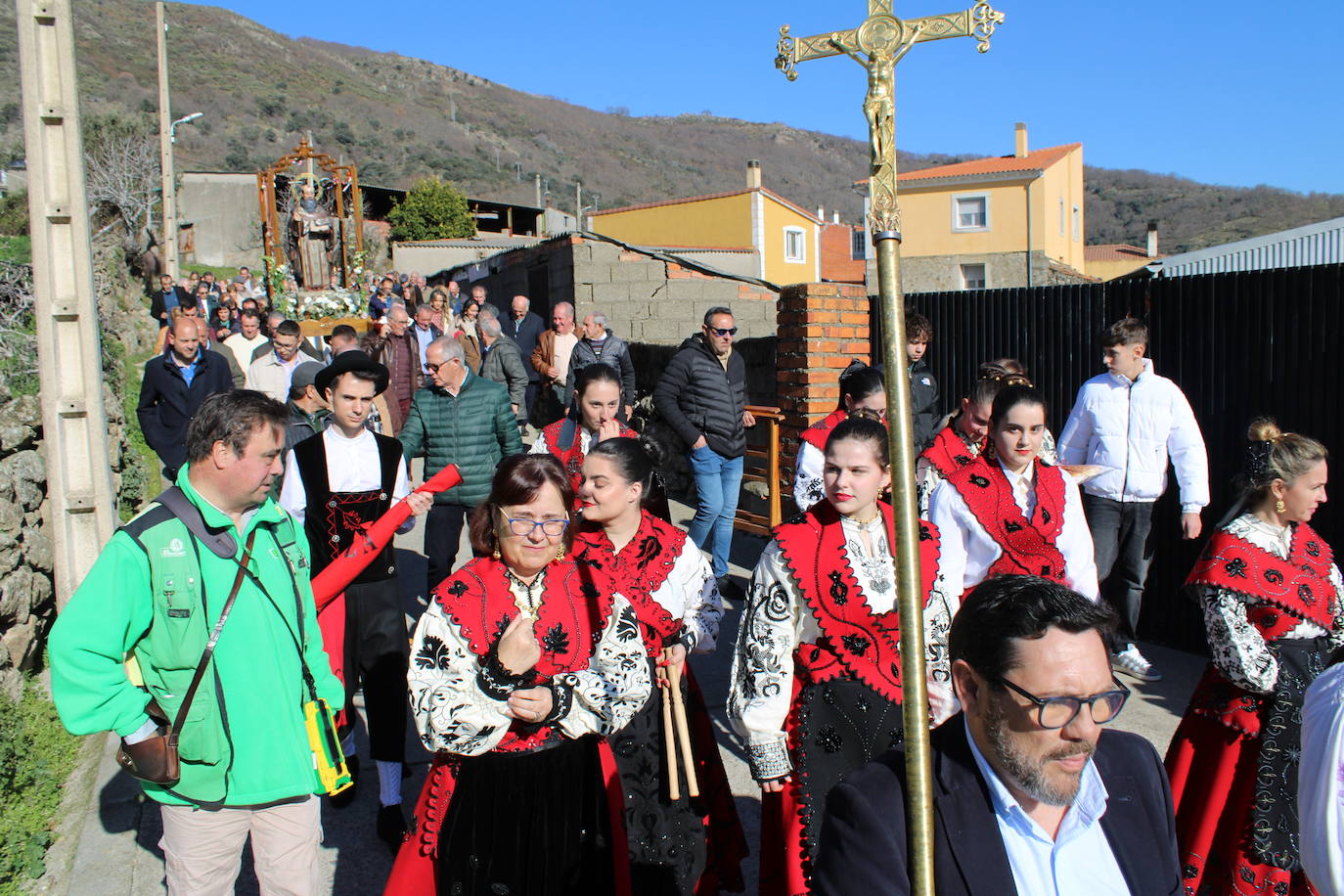 El sol vuelve para lucir por San Antón en el día grande de Valdelamatanza