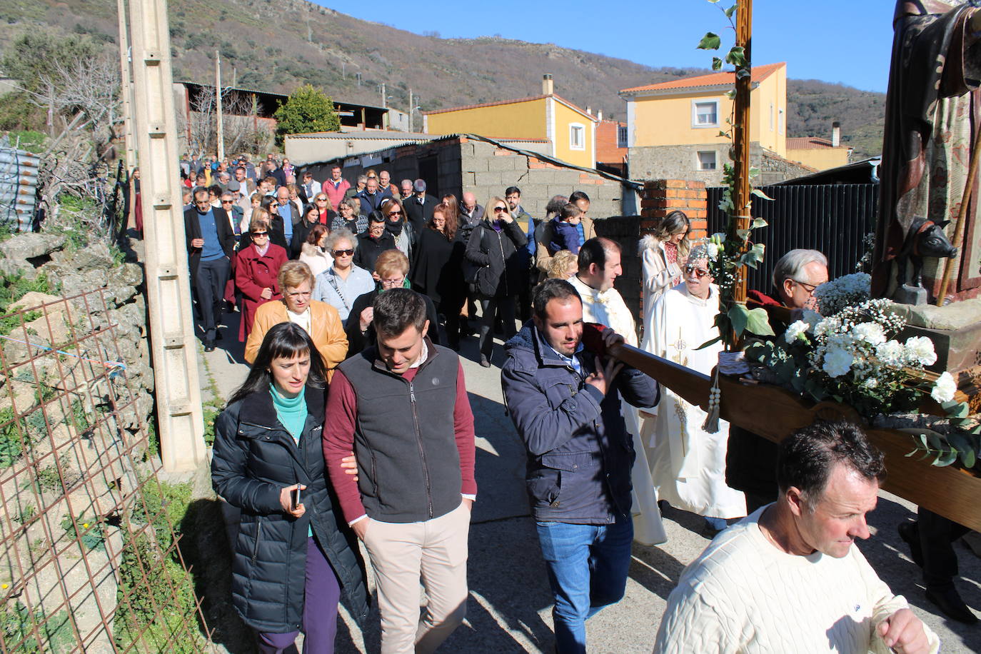 El sol vuelve para lucir por San Antón en el día grande de Valdelamatanza