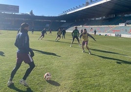 Alberto Villapalos (con peto amarillo), en el entrenamiento de este viernes en el Helmántico.