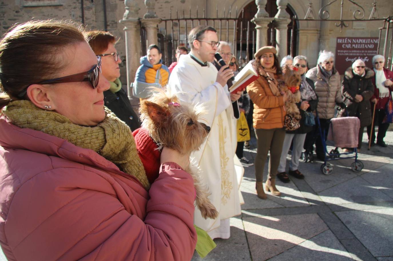 Bendición de San Antón y bocados de los tradicionales «bodigos» en Alba