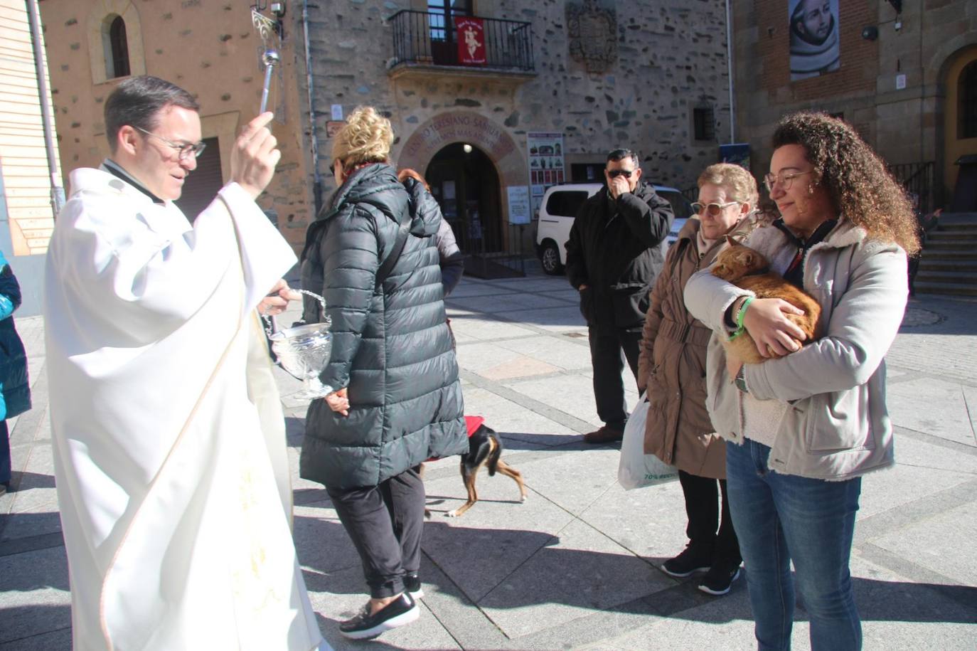 Bendición de San Antón y bocados de los tradicionales «bodigos» en Alba