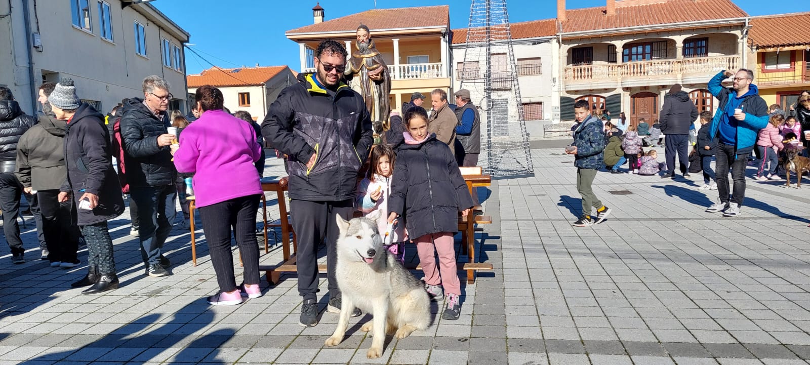 Gallos, tortugas, agapornis y una cobaya reciben la bendición de San Antón en Calzada de Valdunciel