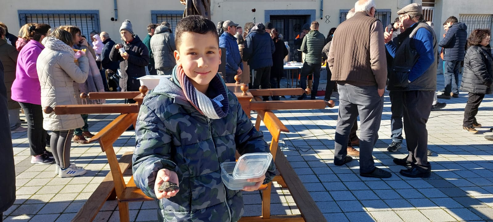 Gallos, tortugas, agapornis y una cobaya reciben la bendición de San Antón en Calzada de Valdunciel